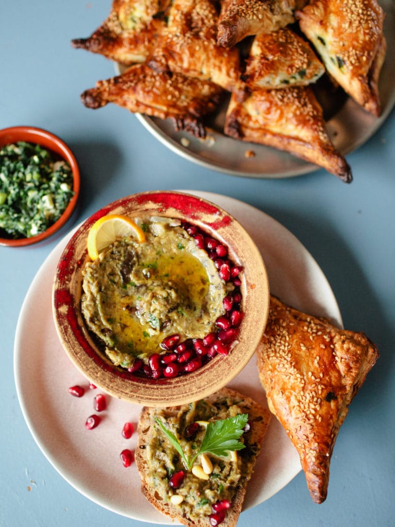 mezze teller mit spinattaschen