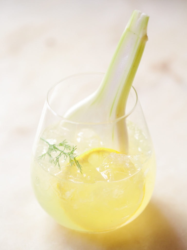 gin-cocktail mit fenchelsirup