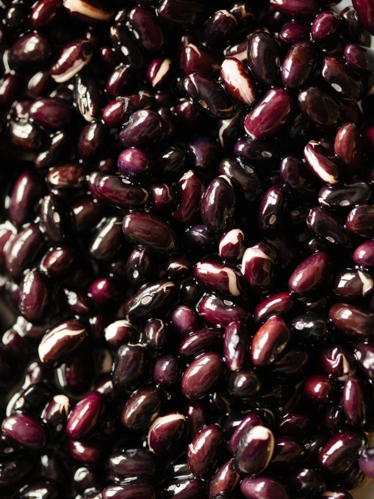 Hummus aus schwarzen Bohnen mit Oliven &amp; dunklem Tahin