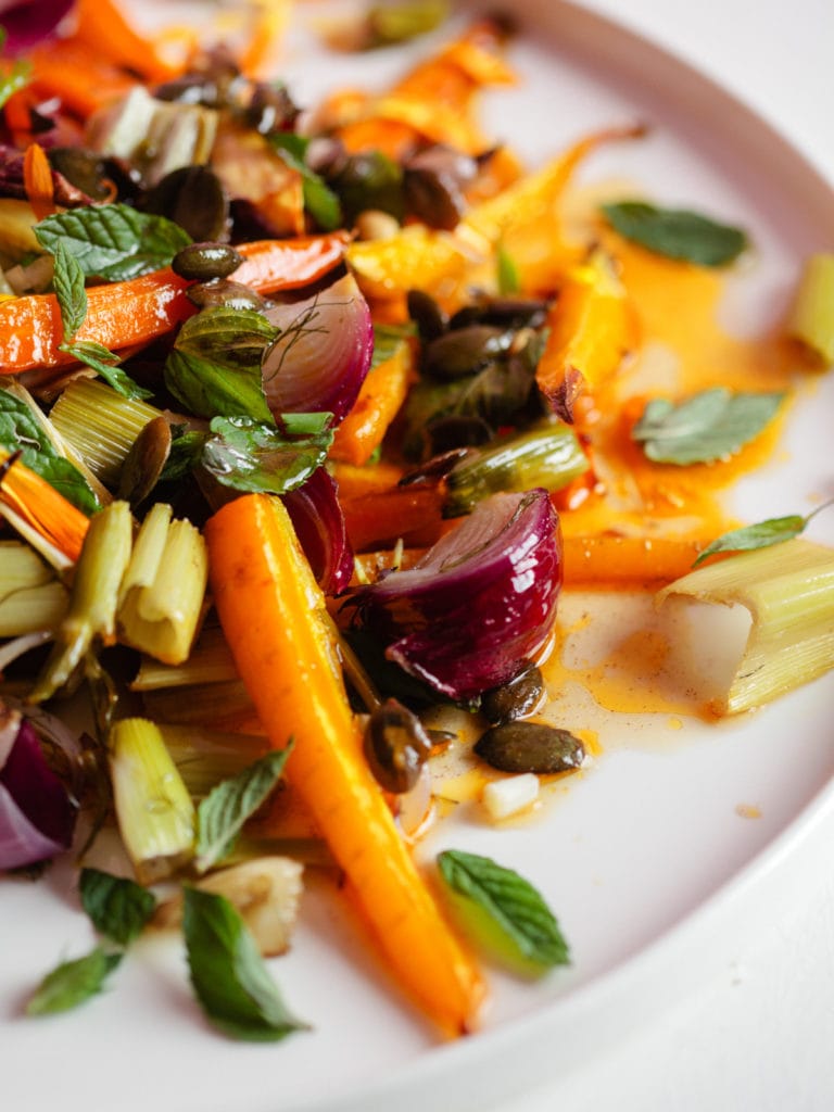 Geröstete Karotten und rote Zwiebeln mit Fenchel und Minze