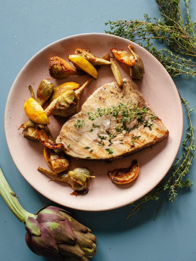 Gegrillter Schwertfisch mit gebratenen Artischocken und Zitronenspalten | Weihnachtsmenü