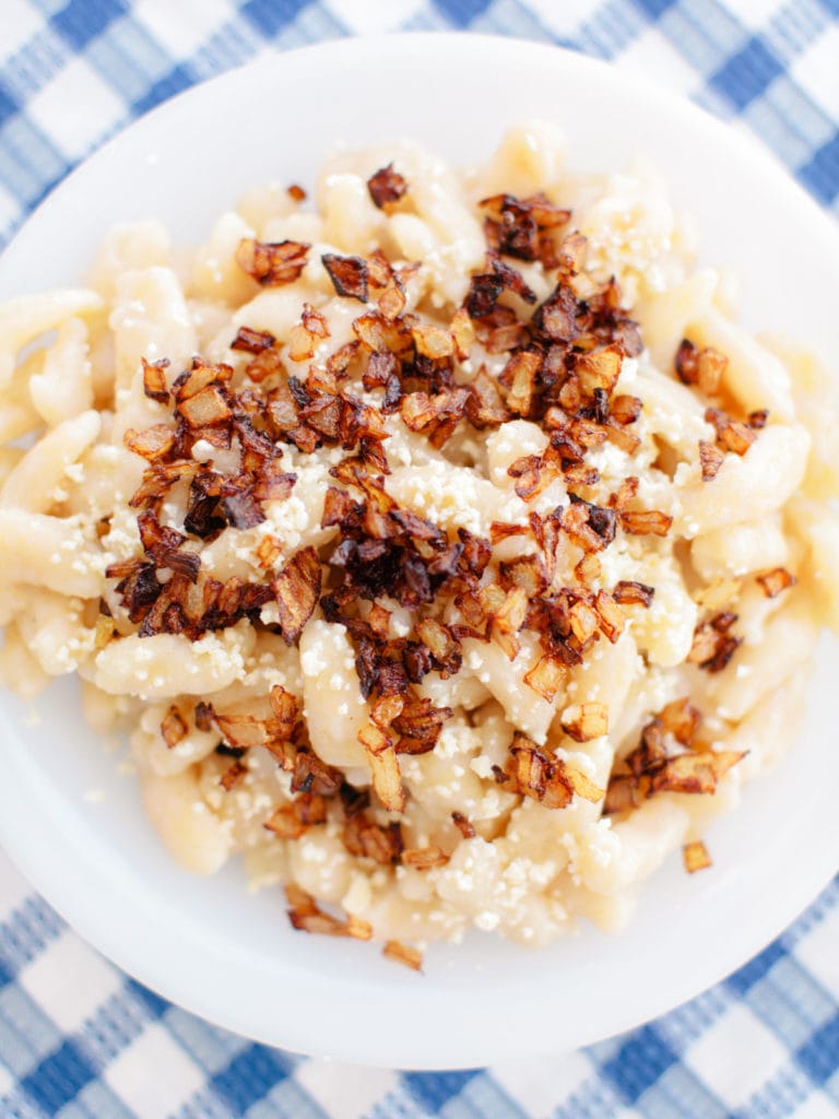 Makarounes mit Zwiebeln und Ziegenkäse