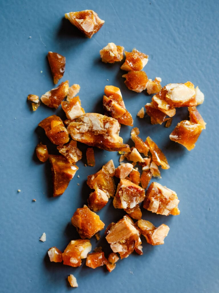 Radieschen-Ziegenfrischkäse-Eis mit gegrillten Thymian-Obstspießen und ...