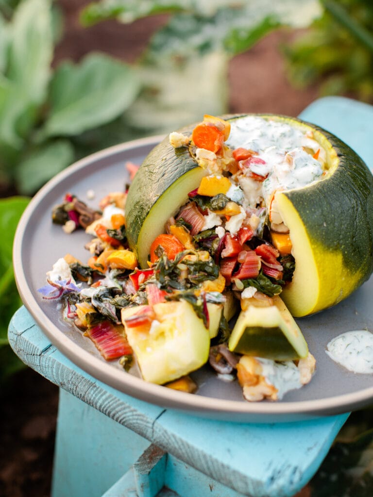 Bunt gefüllte Zucchini mit Mangold, Karotte, Feta und Joghurt_Kräuter-Sauce-